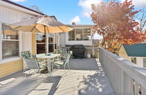 New London House | NEW! Lakefront Retreat in Badin Shores Resort