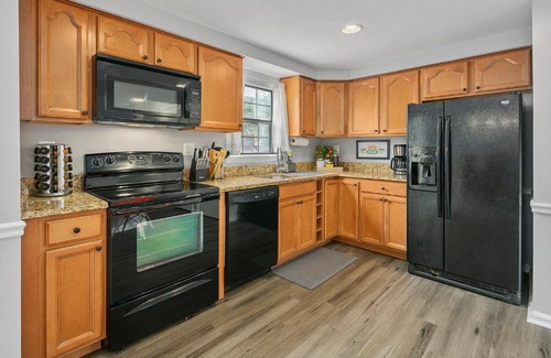 Potomac Falls House | NEW! Large 3-story townhome Private, Self checkin, Pet Friendly!