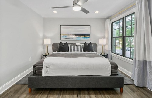 Potomac Falls House | NEW! Large 3-story townhome Private, Self checkin, Pet Friendly!