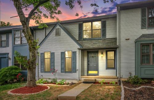 Potomac Falls House | NEW! Large 3-story townhome Private, Self checkin, Pet Friendly!