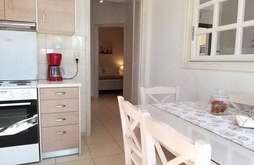 Kalamata Apartment | New, large apartm. with private garden, 3' to the sea and 5' to the city centre