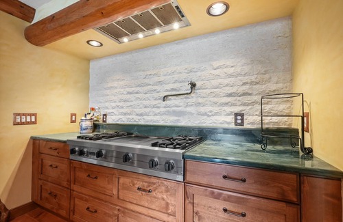 Brutus House | New Listing! 20% OFF! Burt Lake-Lakefront-Huge Deck & Yard-Fire Pit