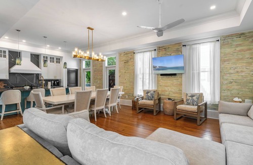 Historic Seaport House | NEW LISTING 4 ENSUITE BEDROOMS , OLD TOWN, PARKING, AC, POOL, BLOCK FROM DUVAL