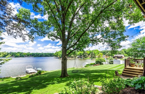 Drayton Plains House | New- listing! 6 BR wooded lakefront home.