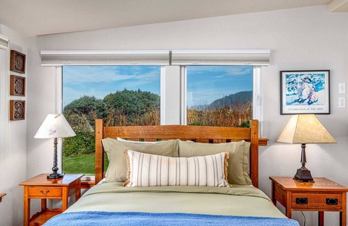 Yachats House | New Listing! Adorable oceanfront cabin perched on a sea cliff with amazing views, near Yachats
