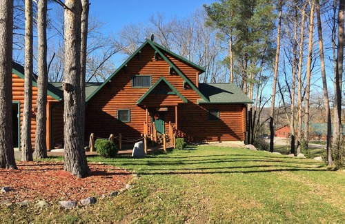 Baraboo Cabin | New Listing!Beautiful Log Cabin near Devil`s Lake.