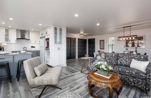 Florence House | *New Listing* Beautiful Riverfront Cottage, Newly Remodeled with Amazing Views, BBQ, Close to Town.