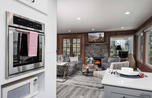 Florence House | *New Listing* Beautiful Riverfront Cottage, Newly Remodeled with Amazing Views, BBQ, Close to Town.