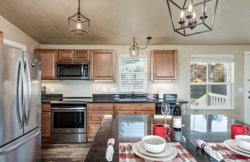 Florence House | *New Listing* Beautiful lake view home with shared lake access, gas grill and amazing views