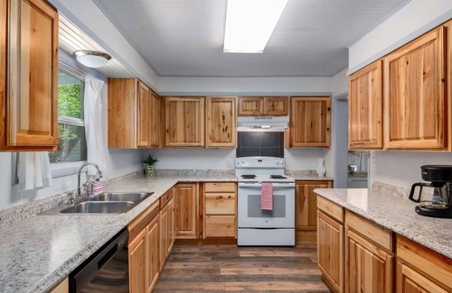 Mapleton House | New Listing! Beautiful riverfront farm style home with amazing views and hot tub