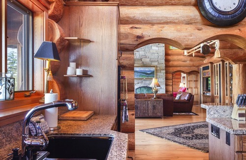 Florence House | *New Listing* Breathtaking Hill Top Luxury Log Home w/Spectacular views of Mercer Lake and Ocean.