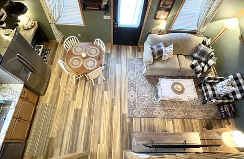 Hardy Cabin | New Listing! Cozy Cabin Riverside Retreat in historic downtown Hardy, AR