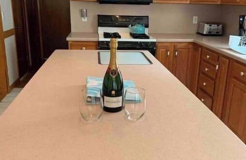 Dennis House | New Listing! Cozy Cottage near Mayflower Beach.