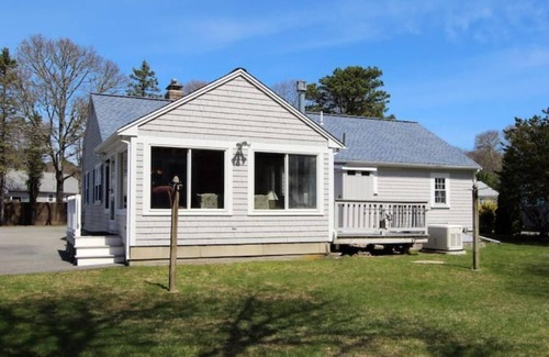 Dennis House | New Listing! Cozy Cottage near Mayflower Beach.