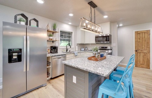 Checotah House | New Listing Discount! Spacious and Updated! Beds for 10! Luxurious Primary Bath!