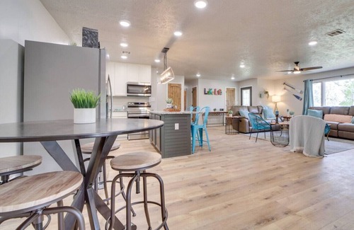 Checotah House | New Listing Discount! Spacious and Updated! Beds for 10! Luxurious Primary Bath!