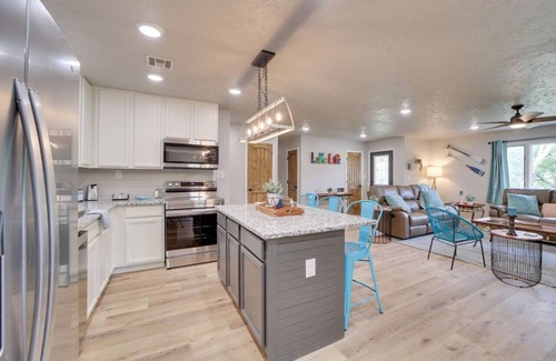 Checotah House | New Listing Discount! Spacious and Updated! Beds for 10! Luxurious Primary Bath!