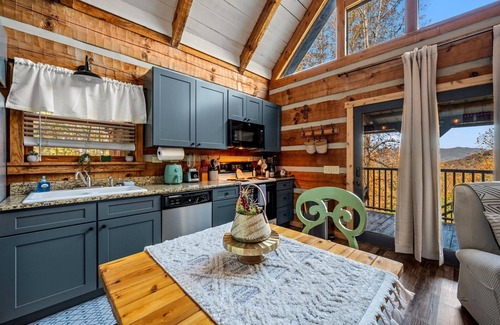 Townsend Cabin | New Listing Dscnt! Mtn View, King Bed, Theater, Hot Tub, Xbox!
