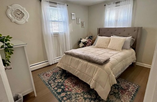 Cheshire House | NEW LISTING! Home in Cheshire (3-Bedroom) by RedAwning