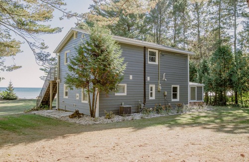 Cleveland House | New Listing: Lake Michigan beach home: kayaks, games, PS5, foosball, volleyball