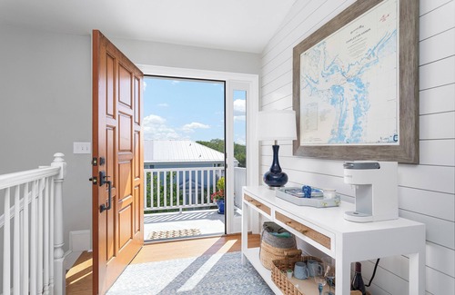 Isle of Palms House | NEW LISTING Luxury vacation home, priv pool, 3 suites, priv access intercoastal