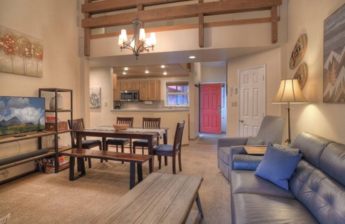 Purgatory Condo | New Listing! Prime Location | Shared Hot Tub | Deck | Mtn Views | Dogs OK