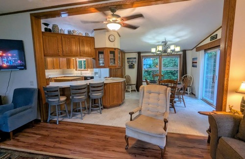 Hayward House | NEW LISTING Ranch Style 3-Bedroom 2-Bath Sleeps 9 Lake Hayward in City Hayward
