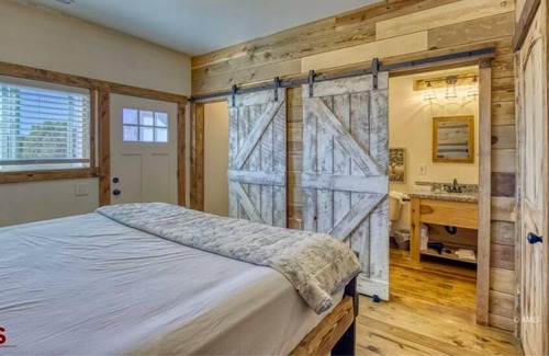 Zion National Park East Entrance Cabin | ✨New Listing✨ Red Rock Estate ~ 2 home combo🏡 Hot tubs💧 Near Zion Nat'l Park🏞