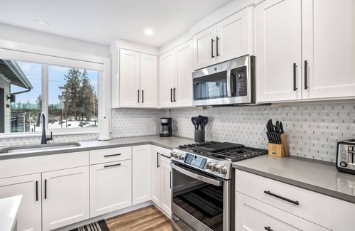 Bend House | New Listing! River Access ~ Fire Pit ~ Remodeled Home ~ All New Furniture!