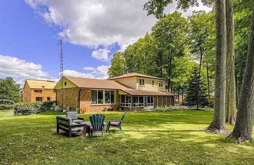 Caledon House | *NEW LISTING* Rustic Charm Meets Modern Comfort: Your Hideaway in Caledon East