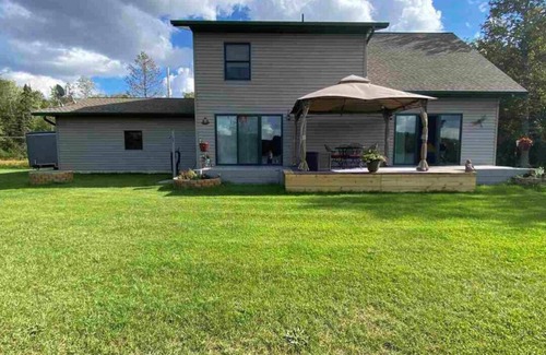 Michigamme House | *NEW LISTING* Sandy Beach - Lake Michigamme - Comfy Beds - Large Yard - Private