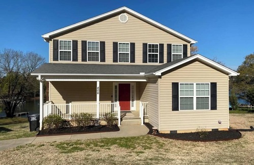 Anderson House | NEW LISTING Spacious 5-bedroom lakefront house in Anderson, 13 miles to Clemson