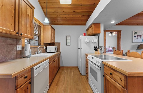 Reeds Spring Cabin | New Listing, Stand alone Cabin, Stonebridge