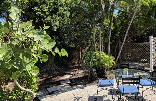 Longboat Key Villa | New Listing: Sun, Sea Breeze & Seagulls – The Ultimate Beach Location