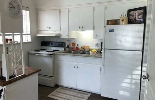 Johnston Terrace Apartment | New Listing! Thrifty / functional studio near AUS / downtown