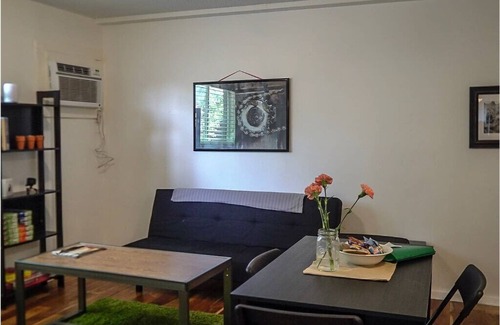 Johnston Terrace House | New Listing! Thrifty & Functional 2 BD near AUS and downtown