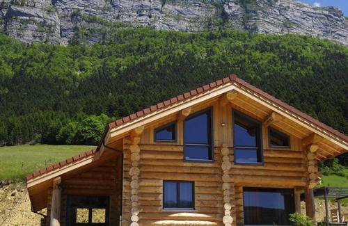 Rencurel Ski Chalet | New log cabin 4* 10/12 persons in MOUNTAIN WIFI JACUZZI