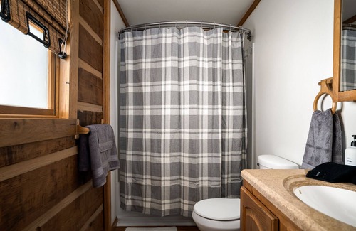 Quicksburg Cabin | ✨NEW✨ Log Cabin Minutes to Bryce Resort + Hiking + Caverns + Dog Friendly