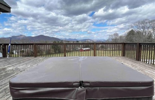 Asheville Cabin | New Log Cabin, Mountain Views, HotTub, Fire Pitnn