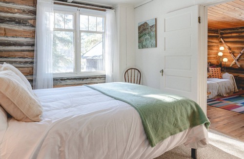 Alanson House | NEW! Log cabin retreat w/modern updates sleeps 14