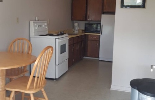 New London Apartment | New London Bay Motel - 2 Queen Beds Apartment #4 or #8