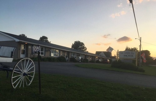 New London Apartment | New London Bay Motel - 2 Queen Beds Apartment #4 or #8