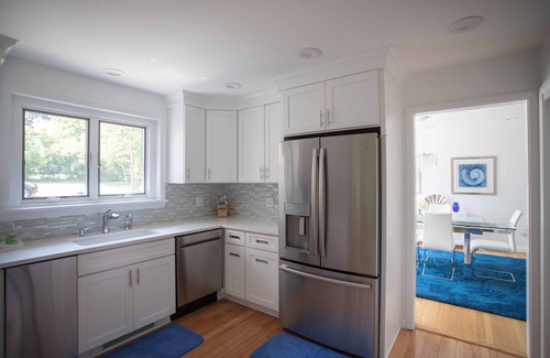 New London House | New London Beach Home w/PRIVATE BEACH
