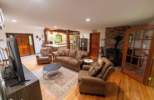Mount Vernon House | NEW! Long Pond Lake View Getaway w/HOT TUB, ME