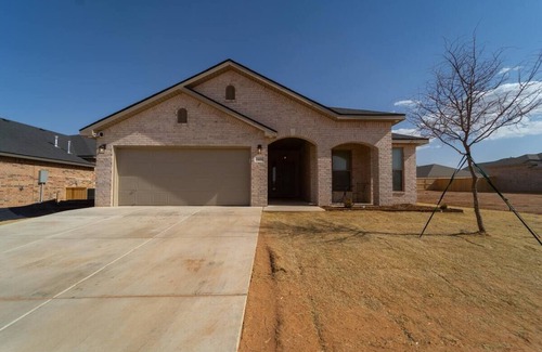 Lubbock House | New Long Term Stays Modern 4BR 2B 1 Car Garage Sleeps 10