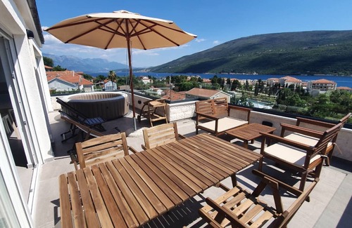 Denovici Apartment | New! Lux apartmrnt 10min from beach. spacious, quiet, clean