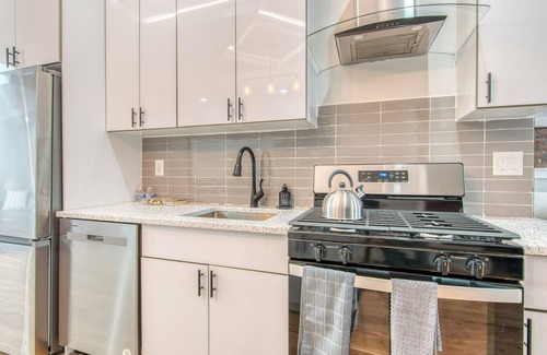Port Morris Apartment | ✨ New Luxe 2BR 2BA – King Bed, Fast Wi-Fi, 15 Mins to Times Square