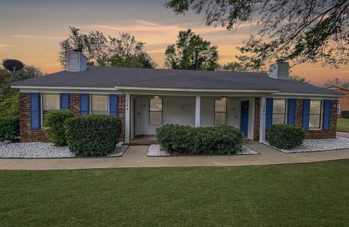 Evans House | NEW! Luxe Cottage w/Fireplace < 10 Mi to Augusta