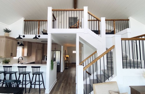 Brimfield House | [New!] Luxurious Lake Front Getaway!