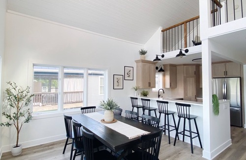 Brimfield House | [New!] Luxurious Lake Front Getaway!